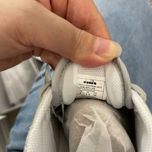 2 for 40 💕 Girls Running Shoes BNIB -Diadora Brand size 4 - Picture 6 of 6